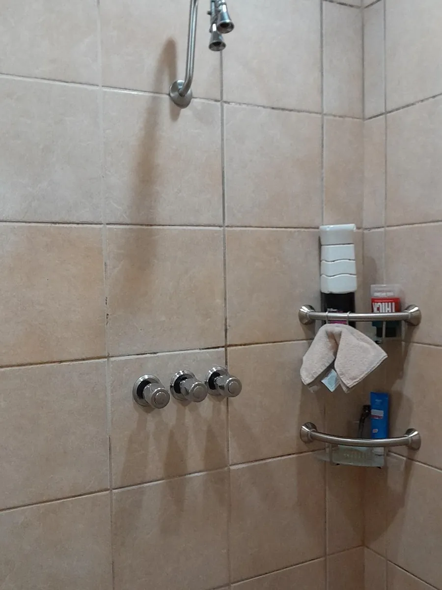 Vorbereitete Anschluesse fuer Armaturen an der geflieste Wand