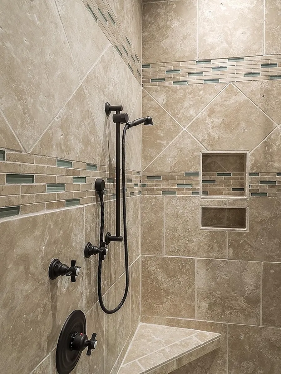 Bodengleiche Dusche mit Natursteinfliesen