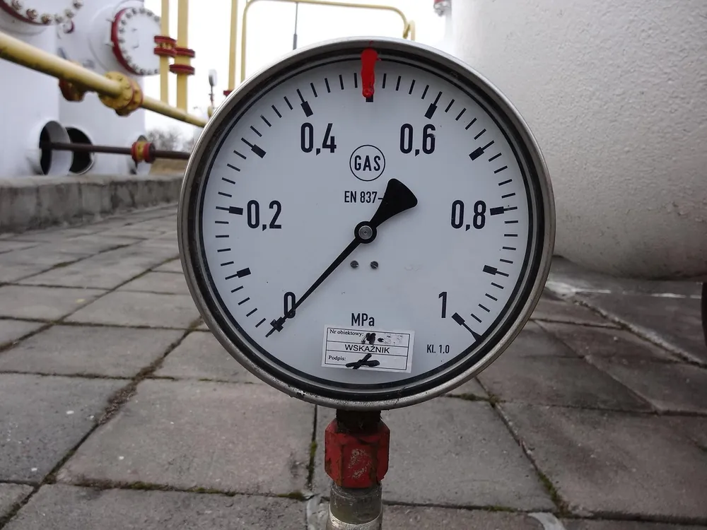 Manometer einer Gasleitung zur Druckpruefung