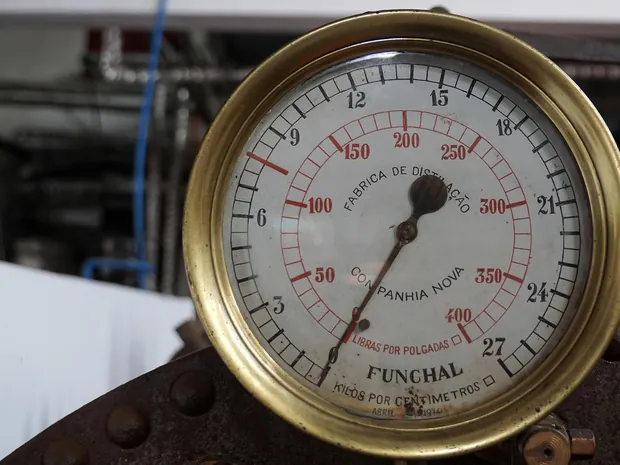 Messingmanometer an einer Leitung