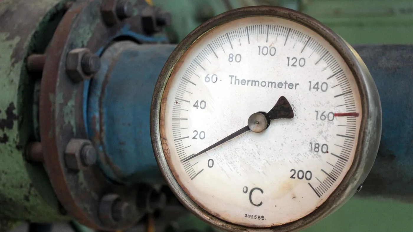 Zifferblatt eines Thermometers an einer Leitung